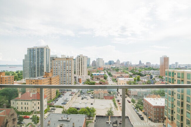 Building Photo - 1840 N Farwell Ave