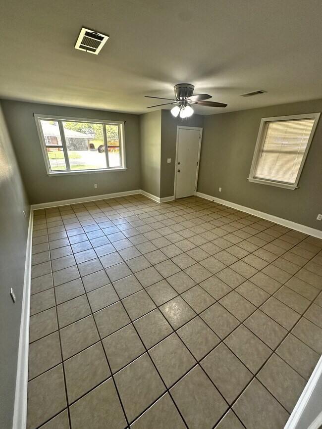 Building Photo - 300 Maple St