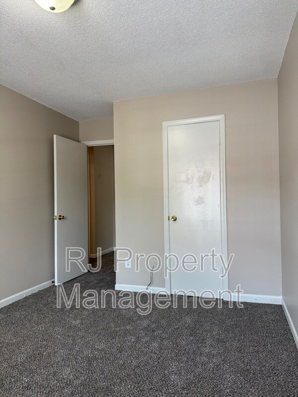 Building Photo - 3400 Lord Dunmore Cove