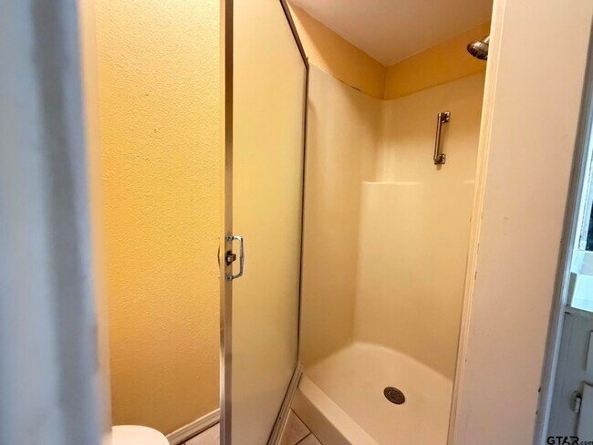 Building Photo - 2304 Deanna Ave