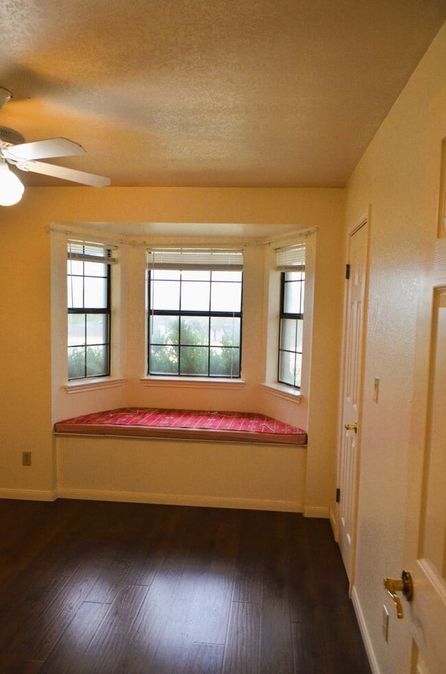 Building Photo - Country setting... on 2.69 acres!