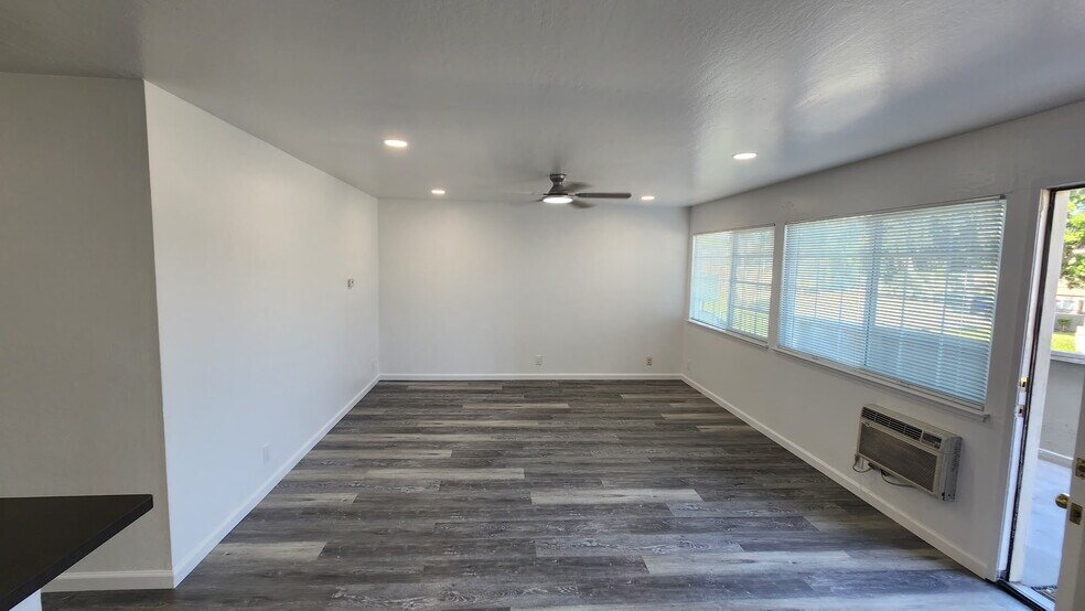Building Photo - 39126 Sundale Dr