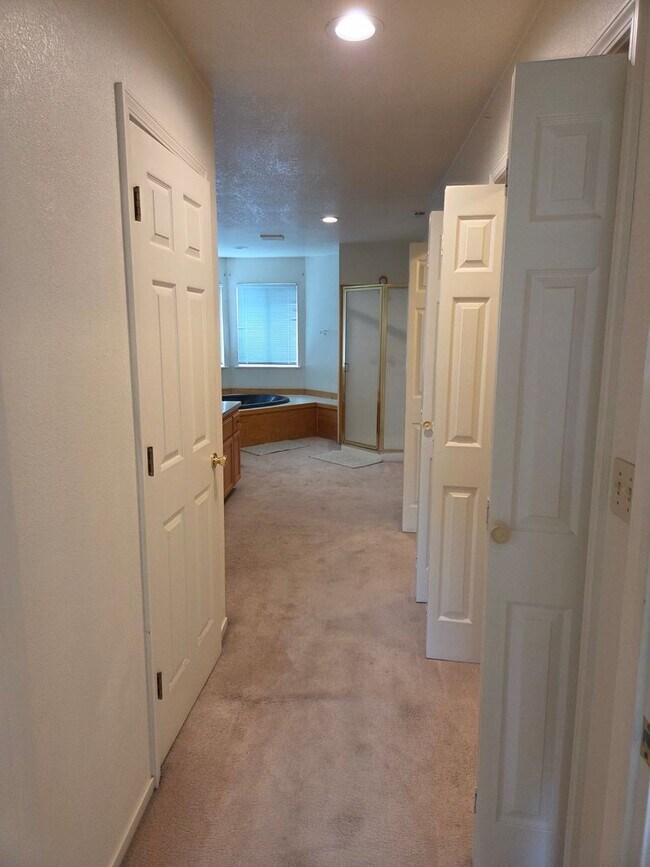 Building Photo - Discover Your Dream Home