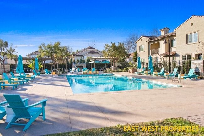 Building Photo - 140 Lantana Dr