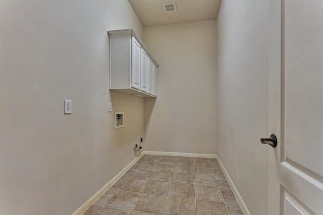 Building Photo - 6615 Haughton Dr