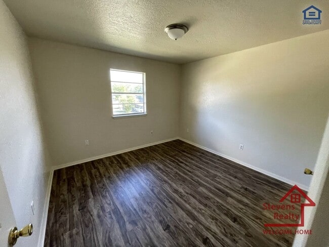 Building Photo - 1502 NW Kingsbury Ave