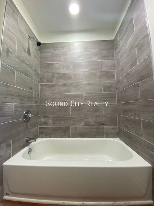 Building Photo - 3232 Hinkle-