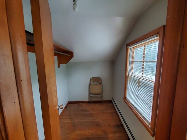 Building Photo - Charming 4-Bedroom Property in Prime Location