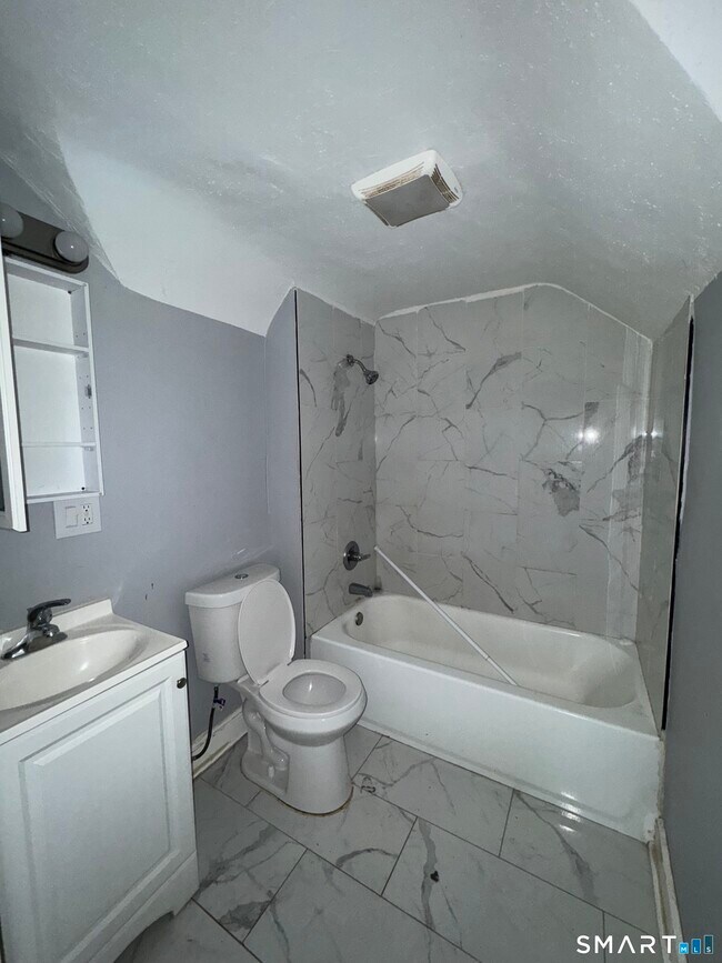 Building Photo - 154 Frank St