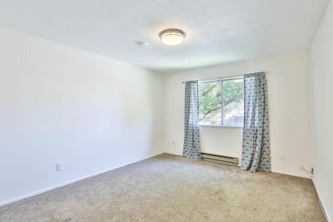 Building Photo - 835 Bing Dr