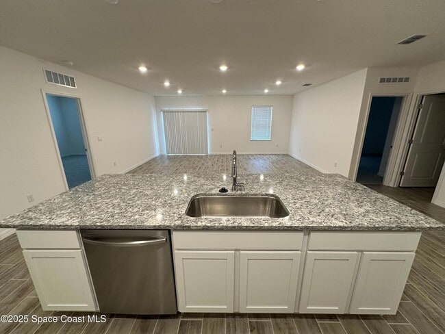 Building Photo - 2154 Ramsdale Dr SE