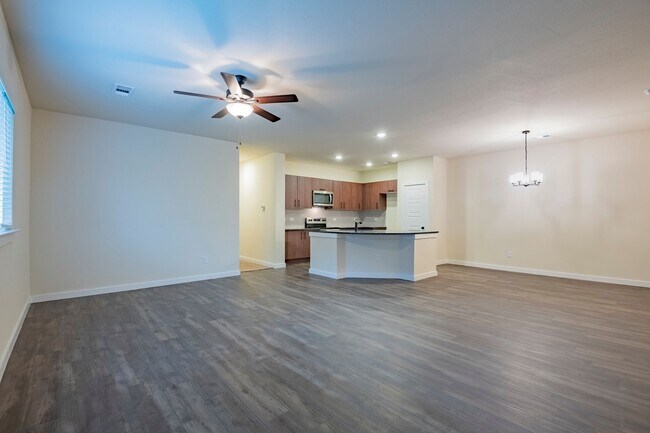 Building Photo - AVAILABLE NOW! GORGEOUS 3 BEDROOM DUPLEX L...