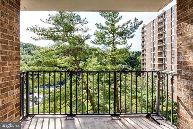 Building Photo - 2300 Pimmit Dr