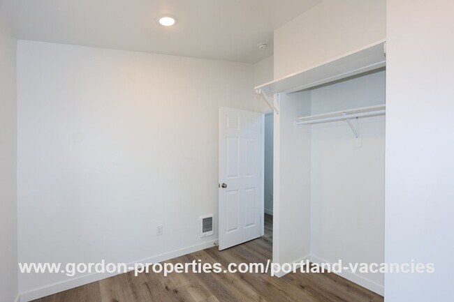 Building Photo - SE 88th Ave - 2 bedroom ADU close to the restaurants and shops along SE 92nd Ave and SE Foster Blvd