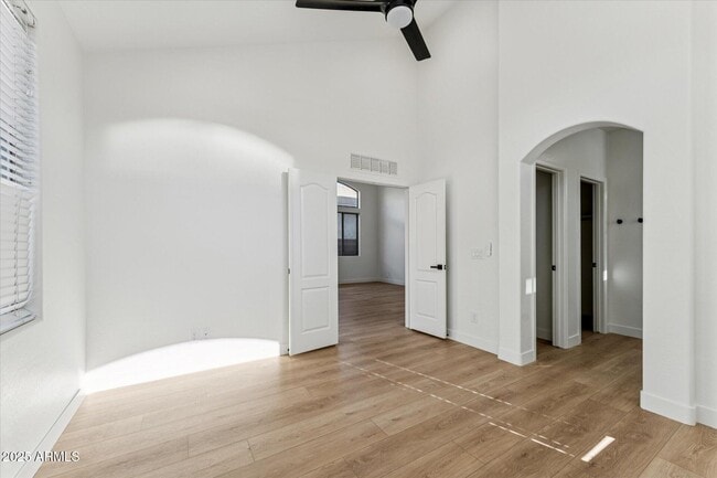 Building Photo - 9934 E Empress Ave