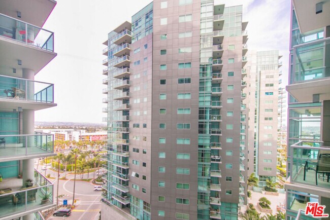 Building Photo - 13700 Marina Pointe Dr