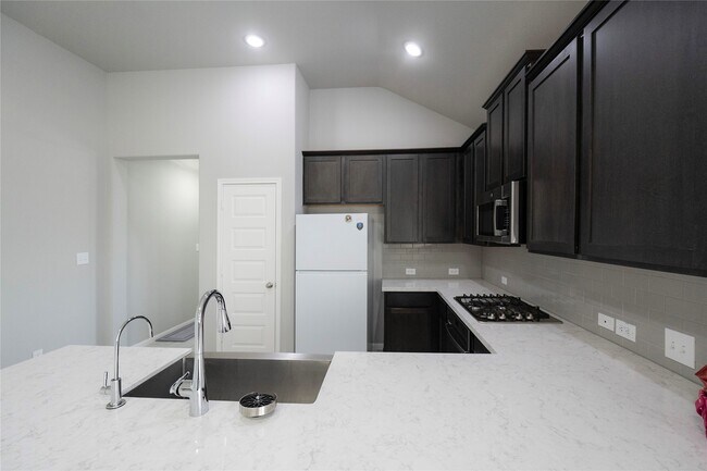 Building Photo - 24238 Golden Fallow Dr