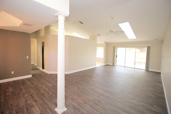 Building Photo - 20 Clarendon Ct N