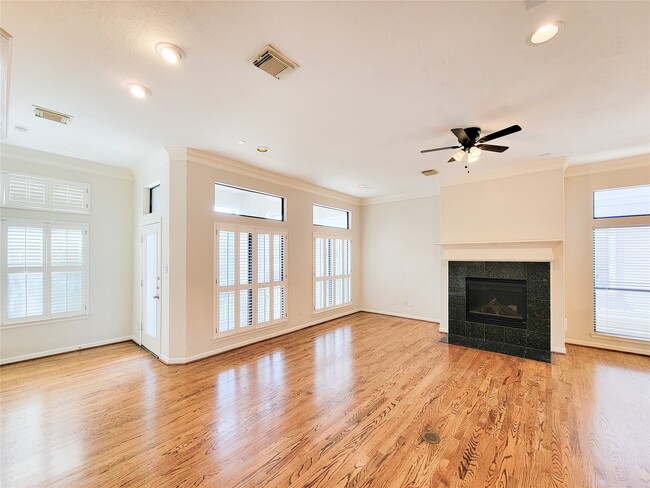 Building Photo - 604 Reinerman St