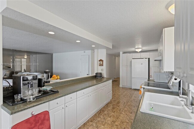 Building Photo - 5620 Lagoon Dr