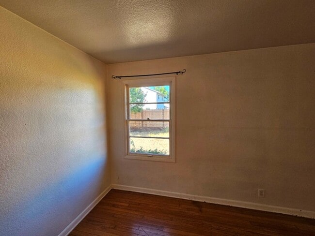 Building Photo - 3Bd/1.5Ba Single Story Home-For Viewing!