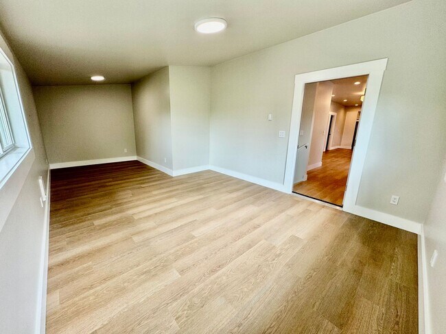 Building Photo - Seward Park fully renovated 4 bedroom, 3 b...