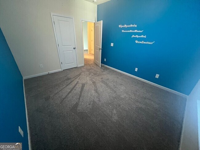 Building Photo - 165 Craines View