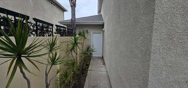 Building Photo - SAN DIEGO / SERRA MESA  - STONECREST VILLA...