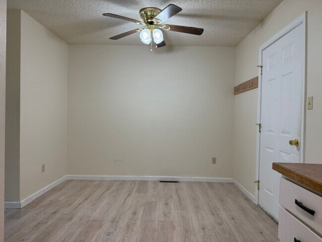 Building Photo - House For Lease