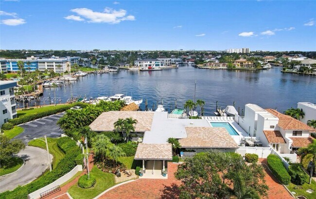 Building Photo - 484 Commodore Cir