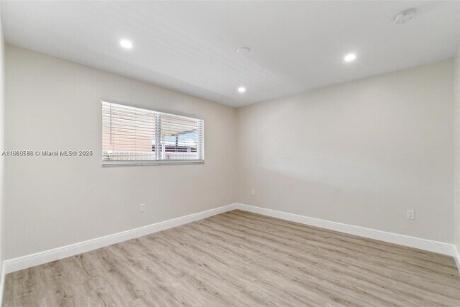 Building Photo - 330 W 74th Pl