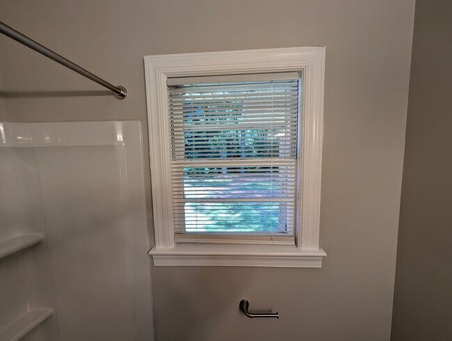 Building Photo - 3 Bedroom, 1.5 Bath Home with HVAC & Fenced Backyard