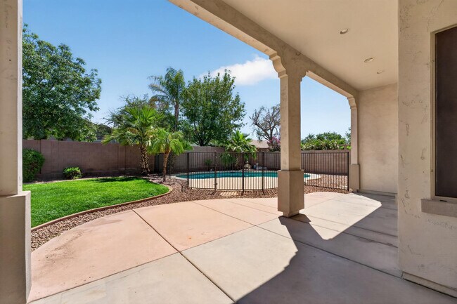 Building Photo - 4385 S Crosscreek Dr