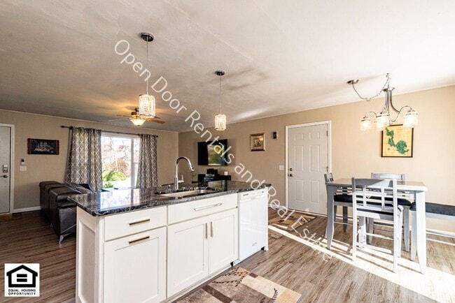 Building Photo - 40 Ln 375 Lake James