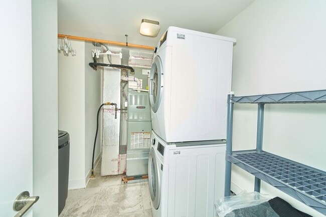 Building Photo - Sweet 2 Bed 2 Full Bath Downtown Indy Condo with Balcony Views!