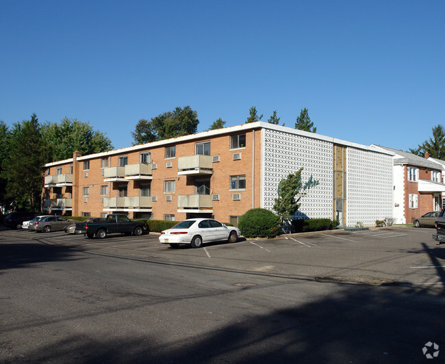 Building Photo - Castle Arms Apartments