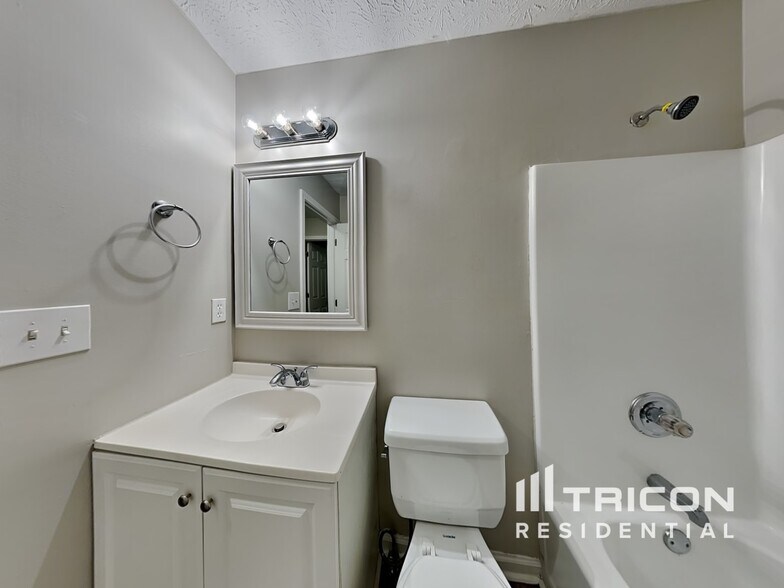 Building Photo - 2506 Lakeside Dr