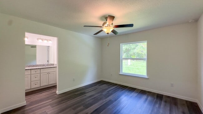 Building Photo - 40 Maple Ln