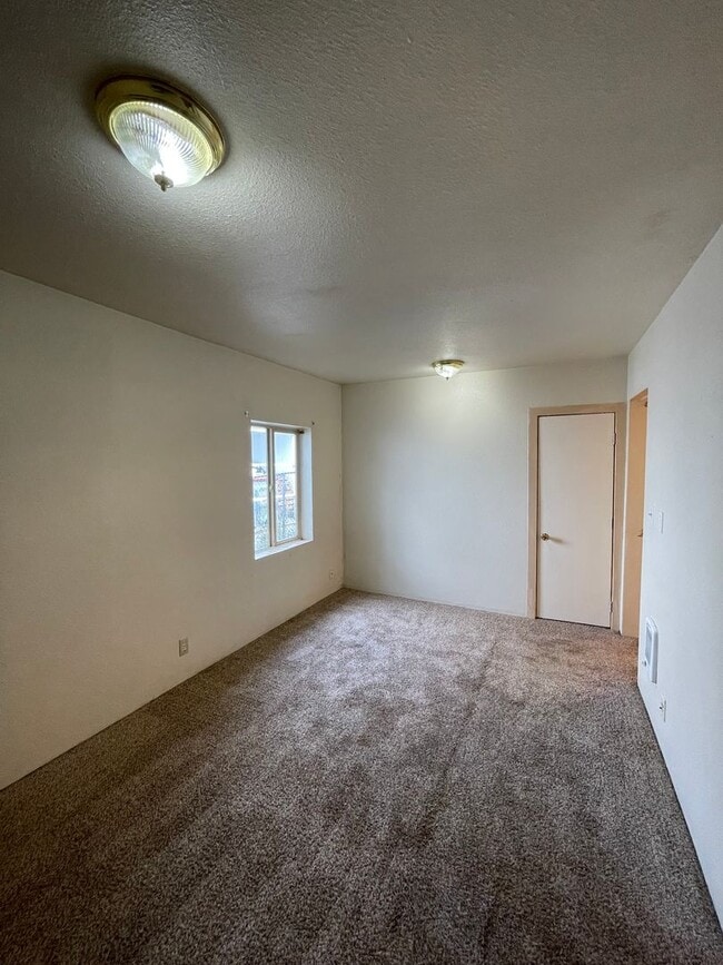 Building Photo - Nice 4 bedroom, 2.5 bath home featuring 1,...