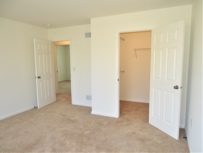 Building Photo - 256 Limestone Dr