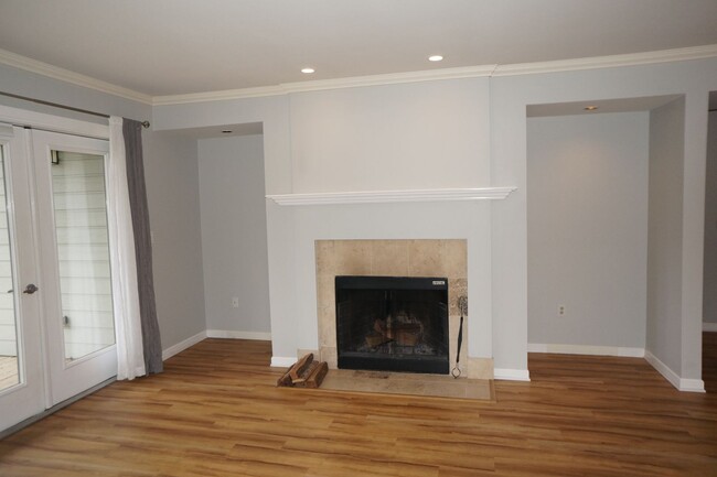 Building Photo - S. Landing 2 bedroom condo with Willamette...