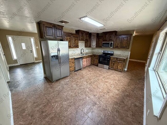 Building Photo - Spacious 3 bedroom 2 bath home