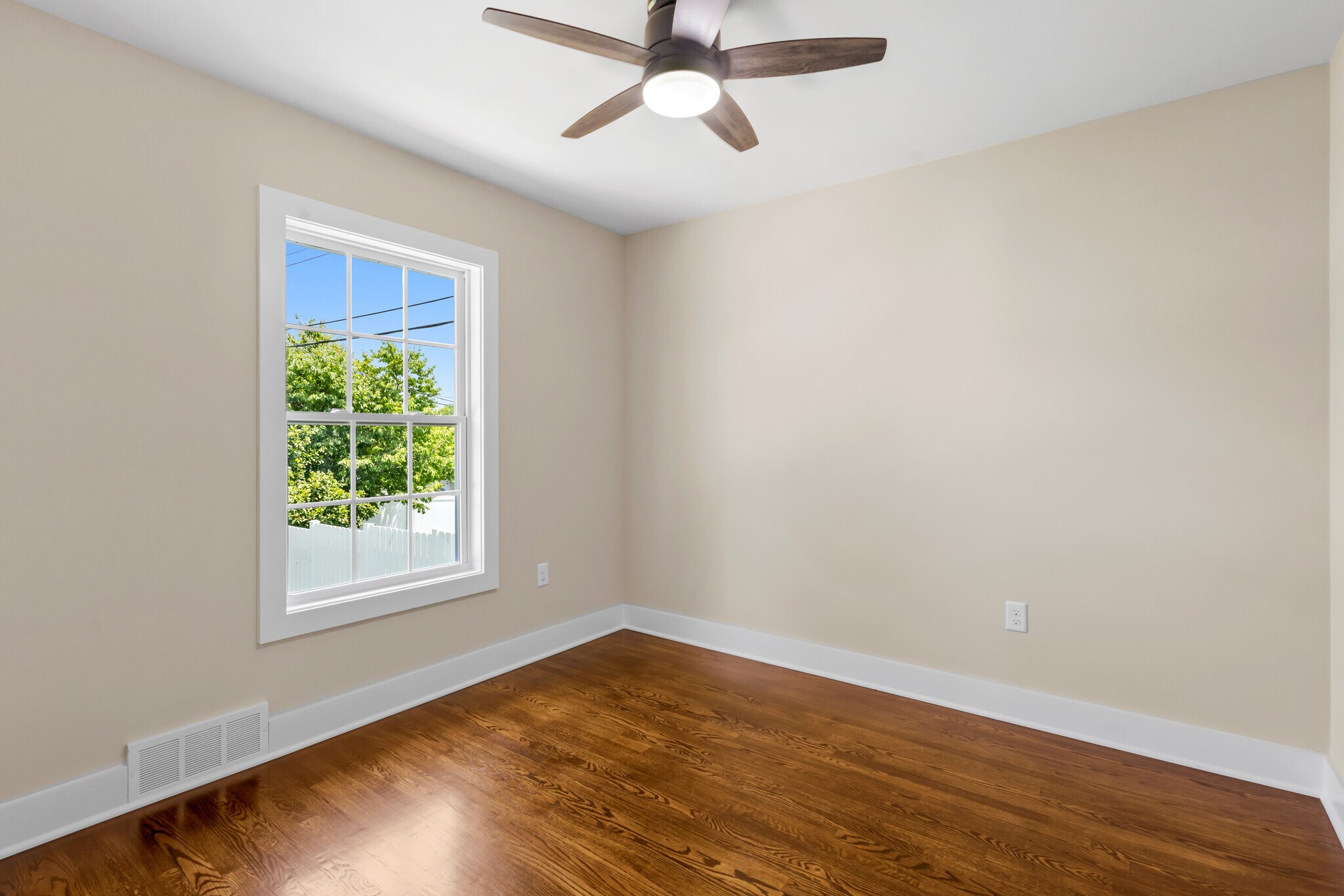 Building Photo - 2628 Linden Pl