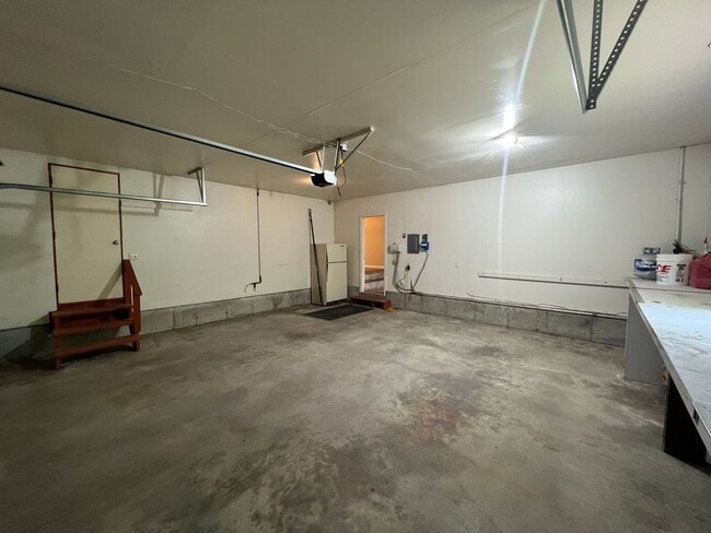 Building Photo - 5 bedroom 3 bathroom home for rent