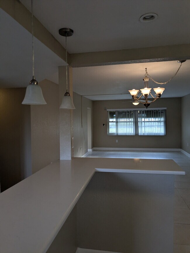 Building Photo - 4575 Cove Cir