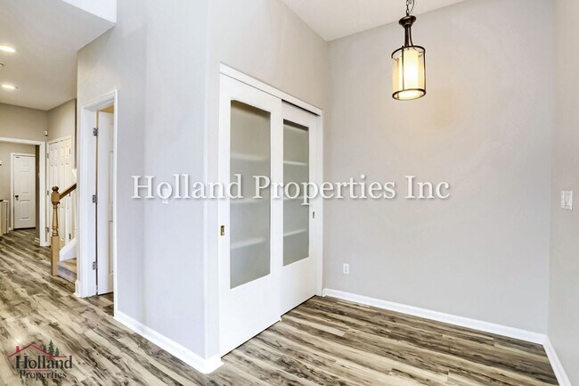 Building Photo - 4914 NW Huserik Dr