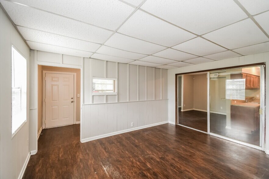 Building Photo - 4626 Castleton Dr