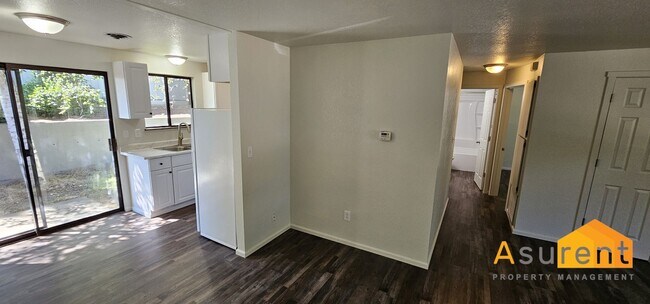 Building Photo - Fully Remodeled Duplex Available Soon!