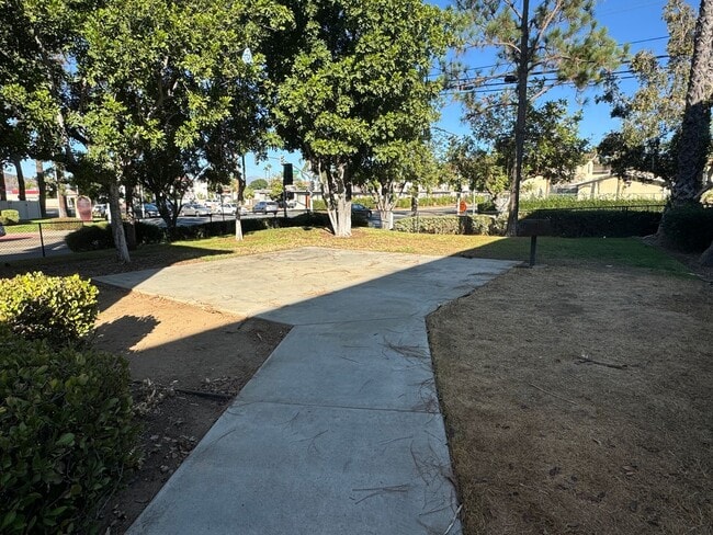 Building Photo - 2 bed 2 bath downstairs unit