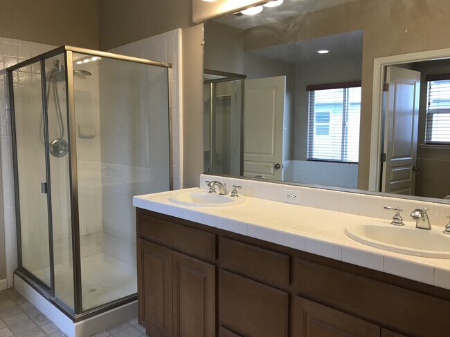 Building Photo - 1235 Bluegrass Ct